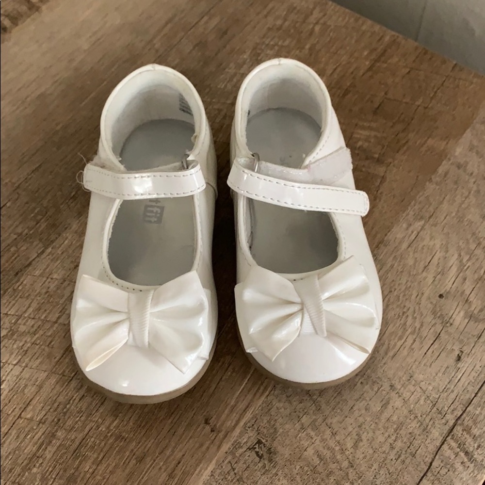 White toddler shoes size 5 1/2